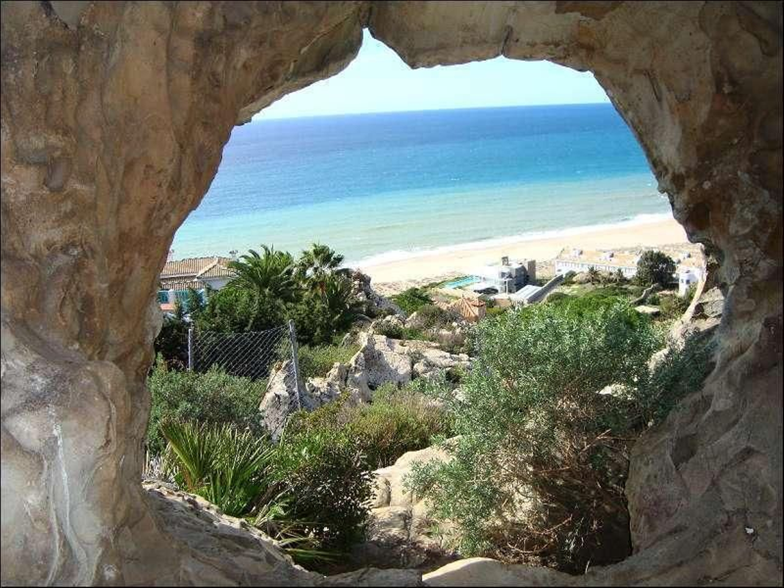 Vista desde el interior del abrigo pintado de Atlanterra.