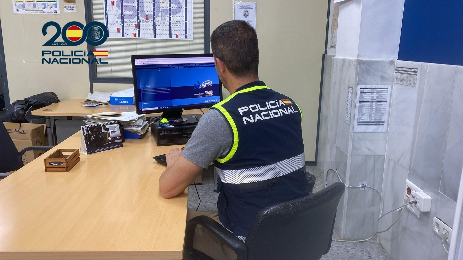 Un policía nacional trabaja en una comisaría de Sevilla.