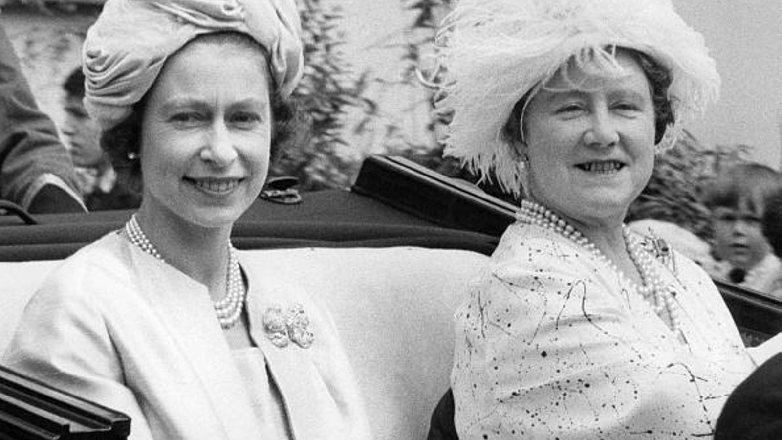 La reina madre con Isabel II.