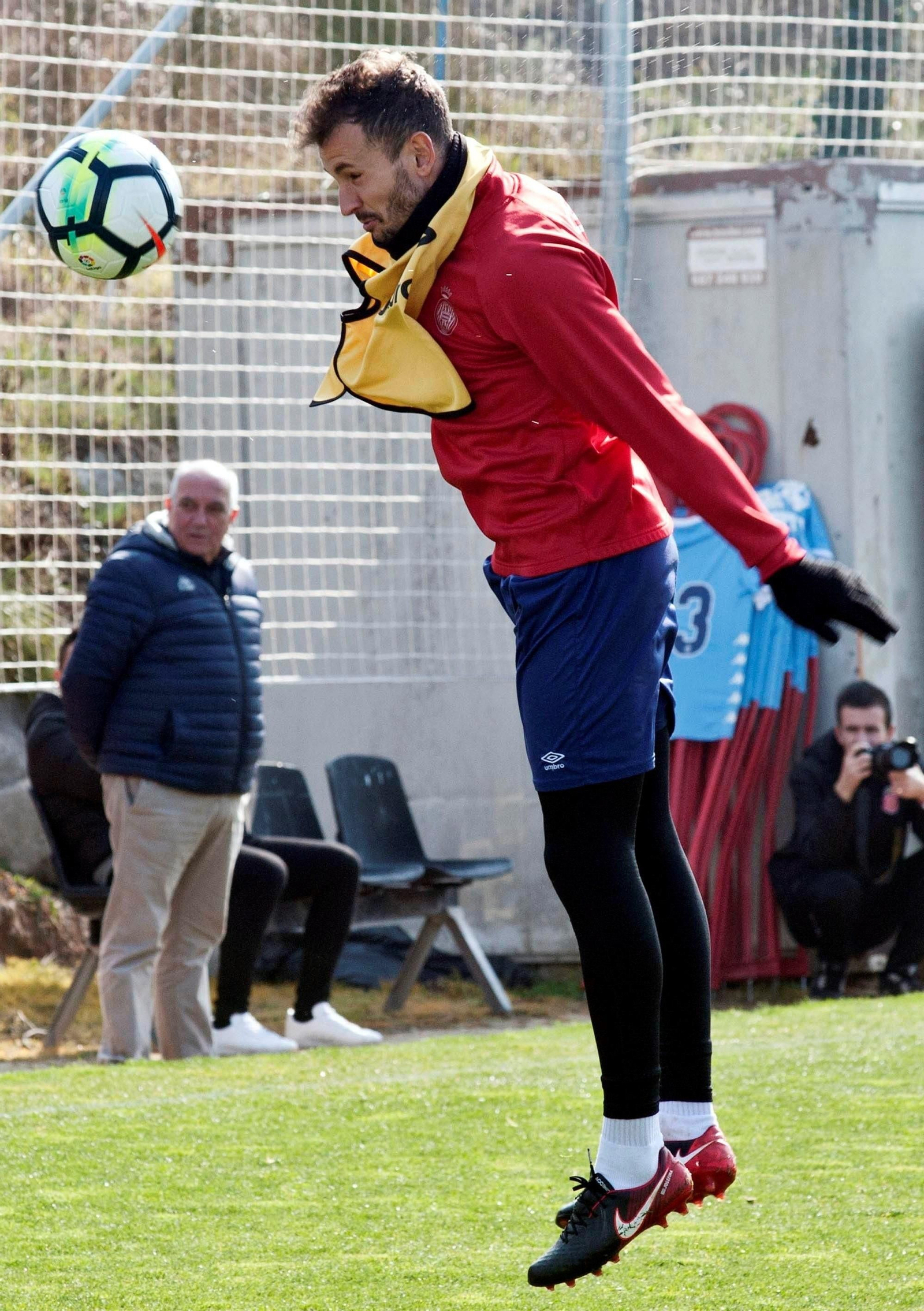 Stuani ensaya el remate de cabeza durante un entrenamiento con el Girona, el curso pasado.