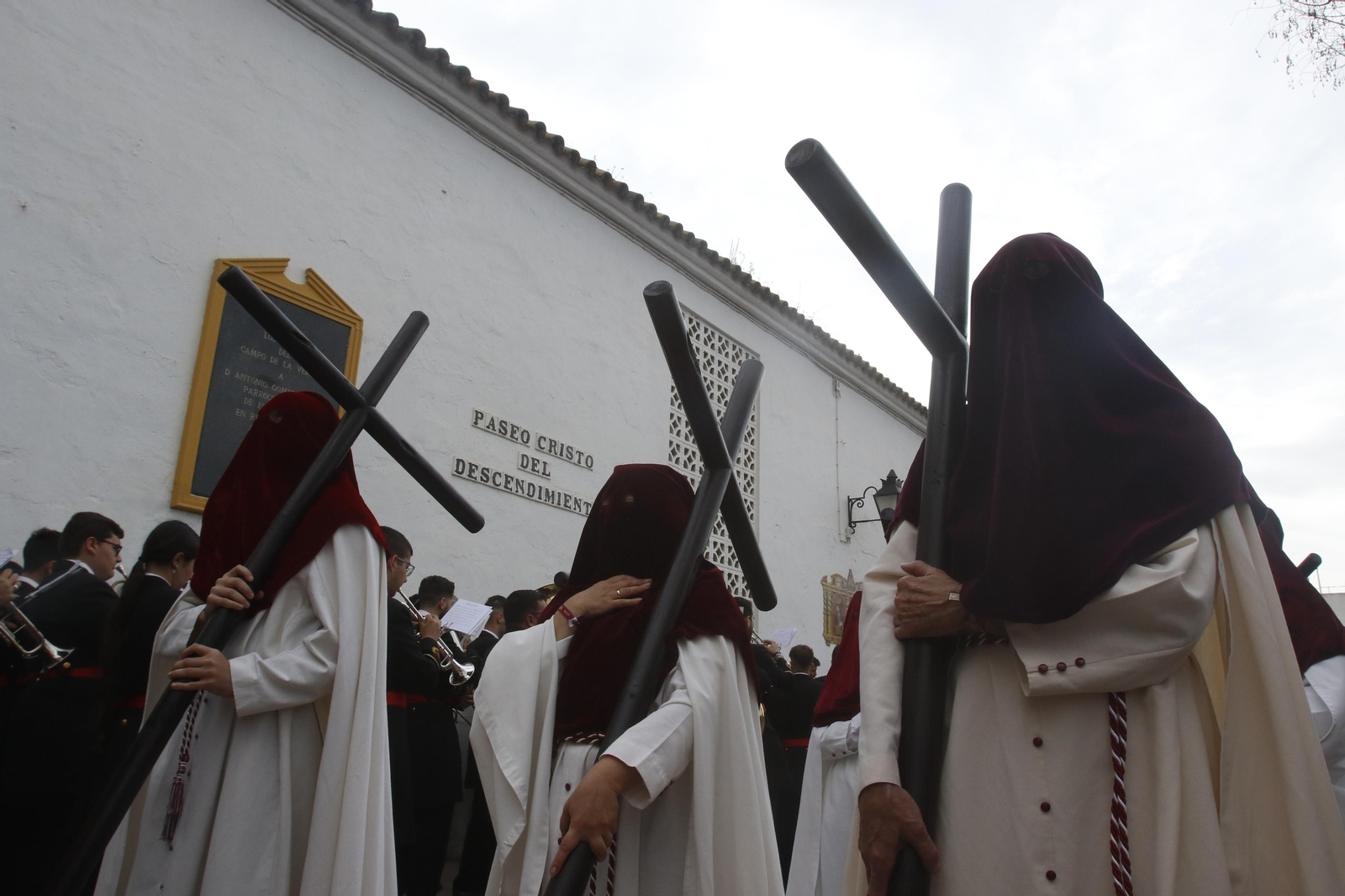 Lunes Santo en Córdoba: La procesión de la Vera-Cruz, en imágenes
