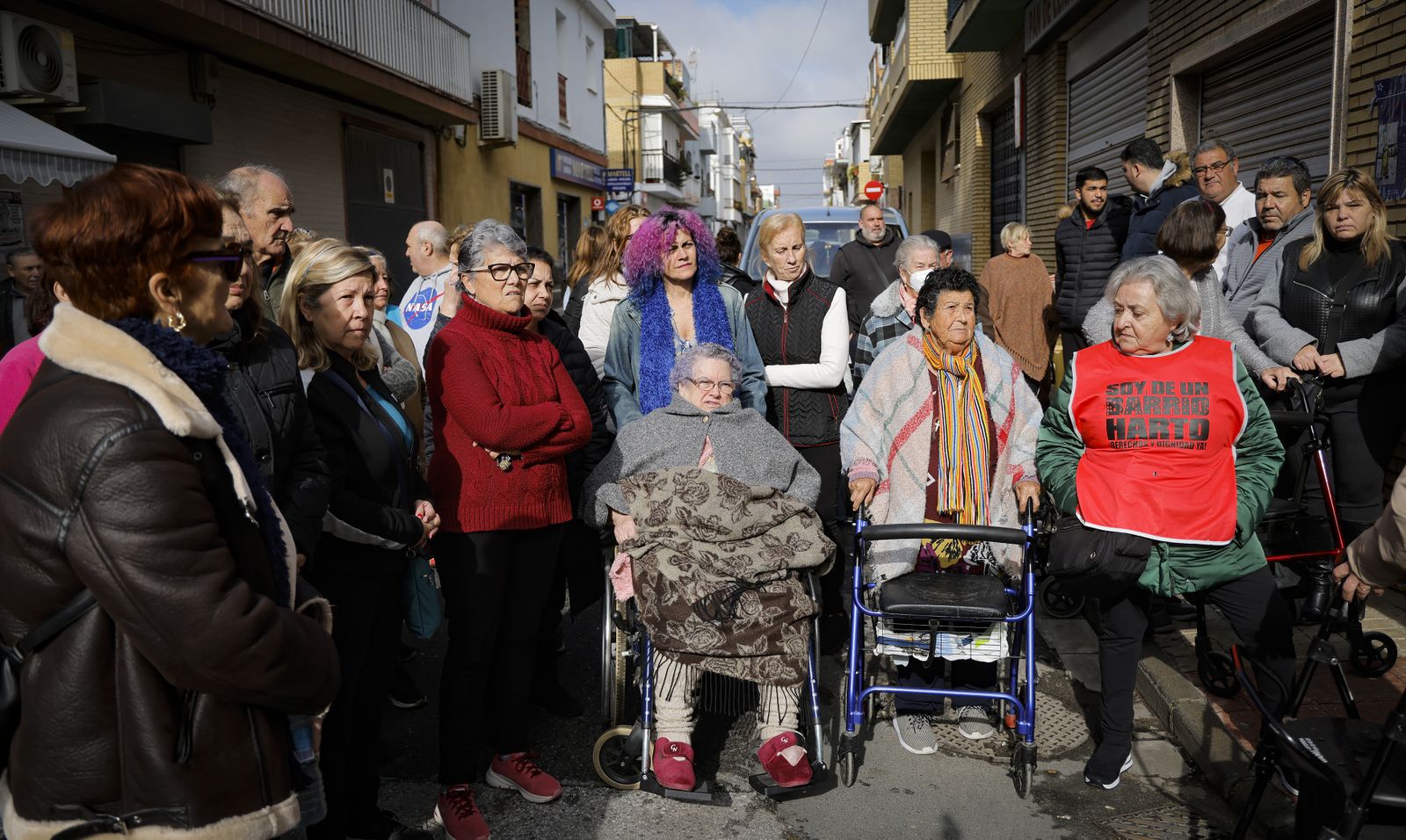 Vecinos de Palmete protestan por el corte continuado de la luz, todas las fotos