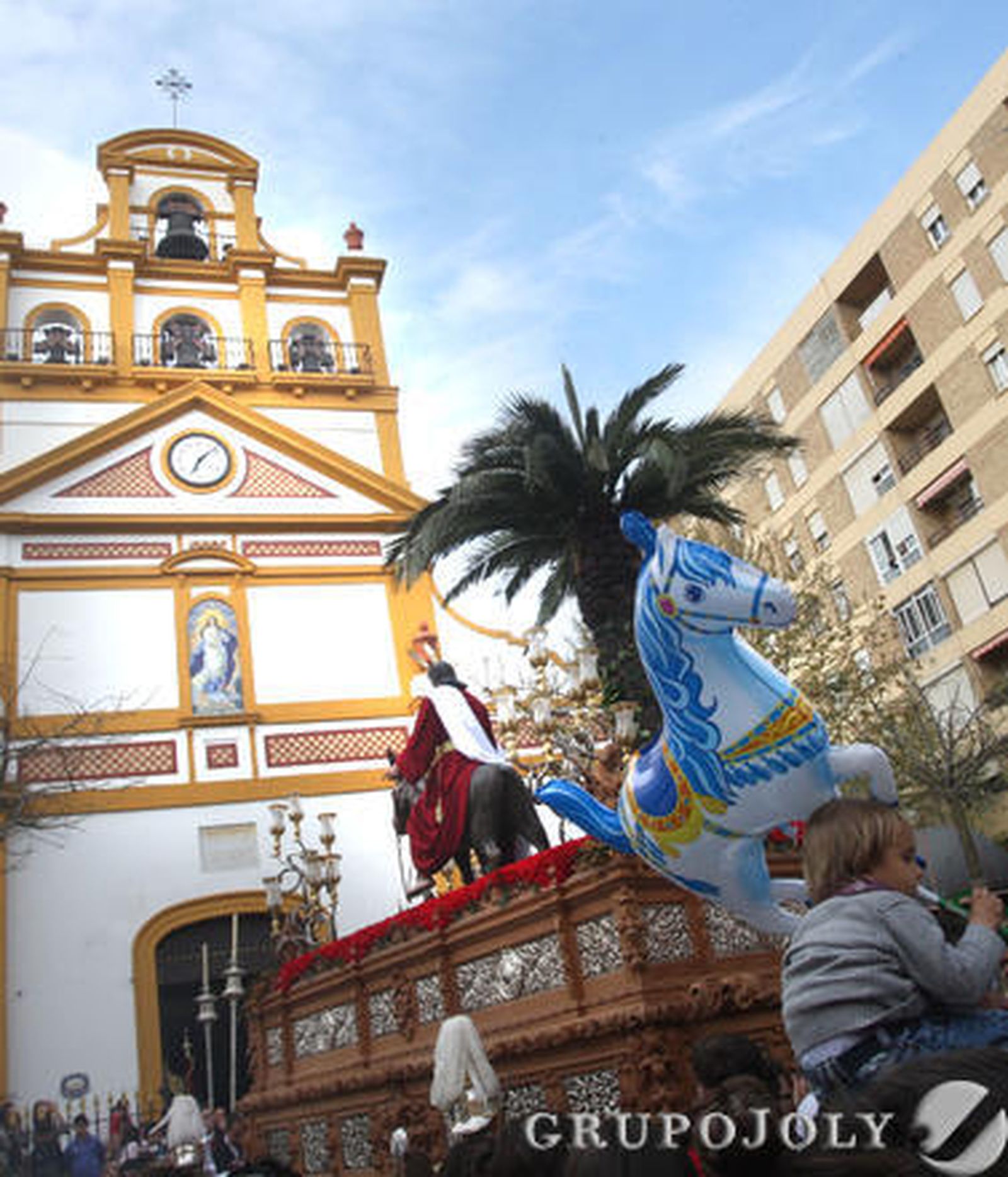 El sol acompañó al Cristo en el primer día de Semana Santa./Paco Guerrero