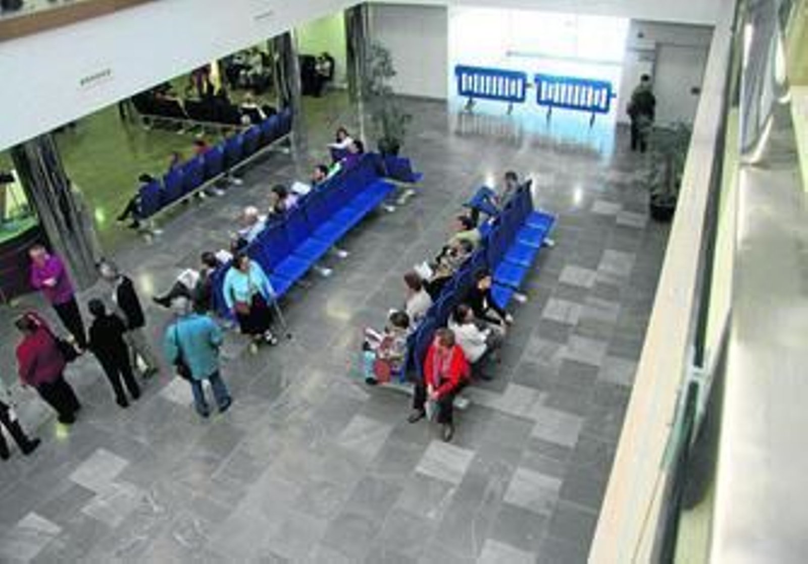 Pacientes en espera en el Hospital Regional en una imagen de archivo.