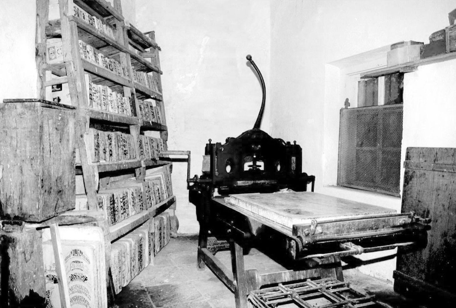 Máquinas y piezas de la litografía alemana de Cádiz.