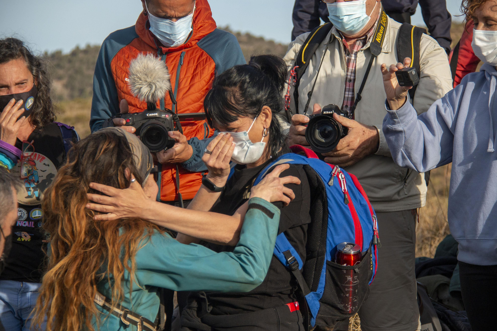 Así ha sido la salida de Beatriz Flamini tras 500 días en una cueva de Granada, en imágenes
