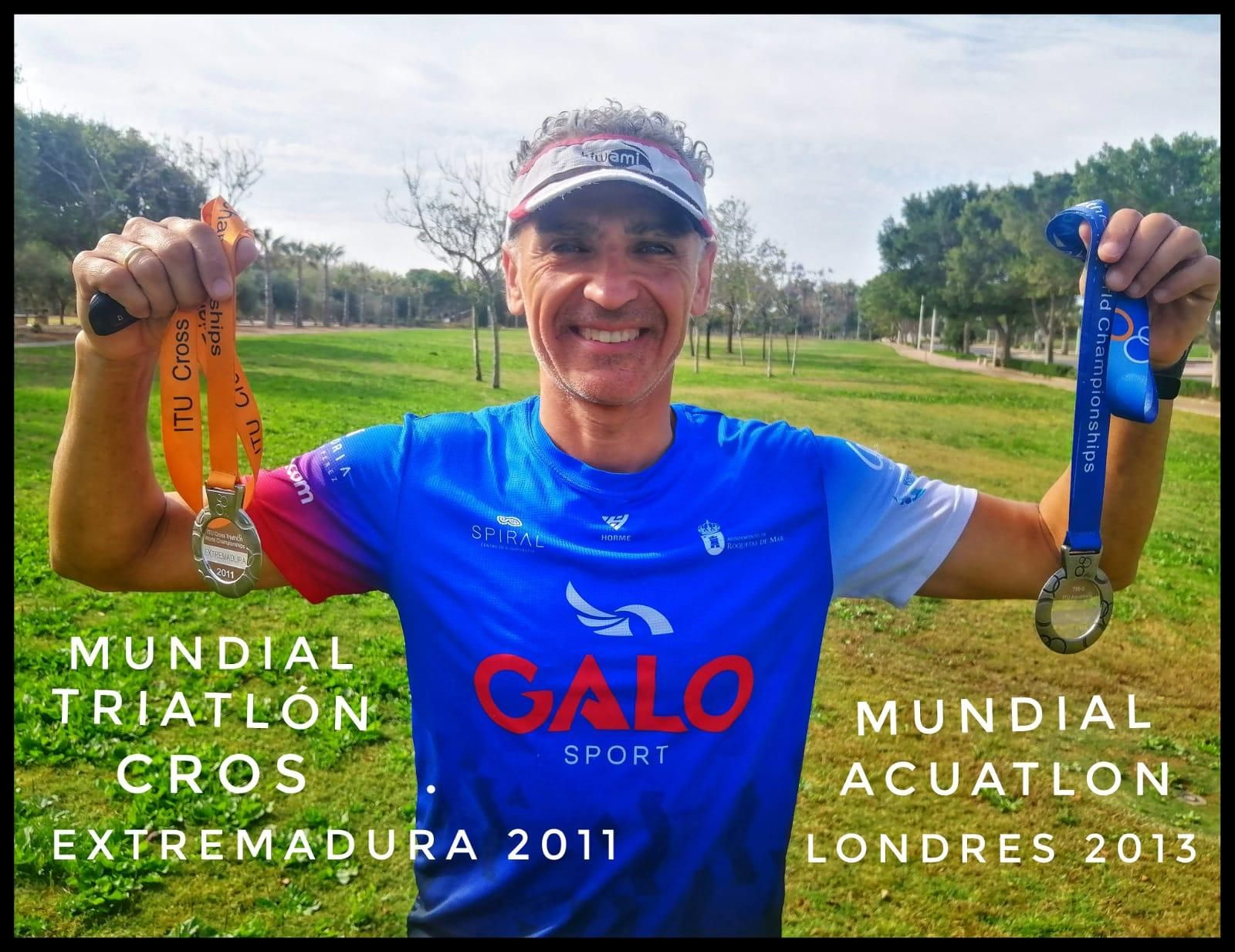Miguel Ángel Úbeda, uno de los paratriatletas del conjunto almeriense que estará en Almazán, posa con dos de sus medallas. Miguel Ángel Úbeda, uno de los paratriatletas del conjunto almeriense que estará en Almazán, posa con dos de sus medallas.