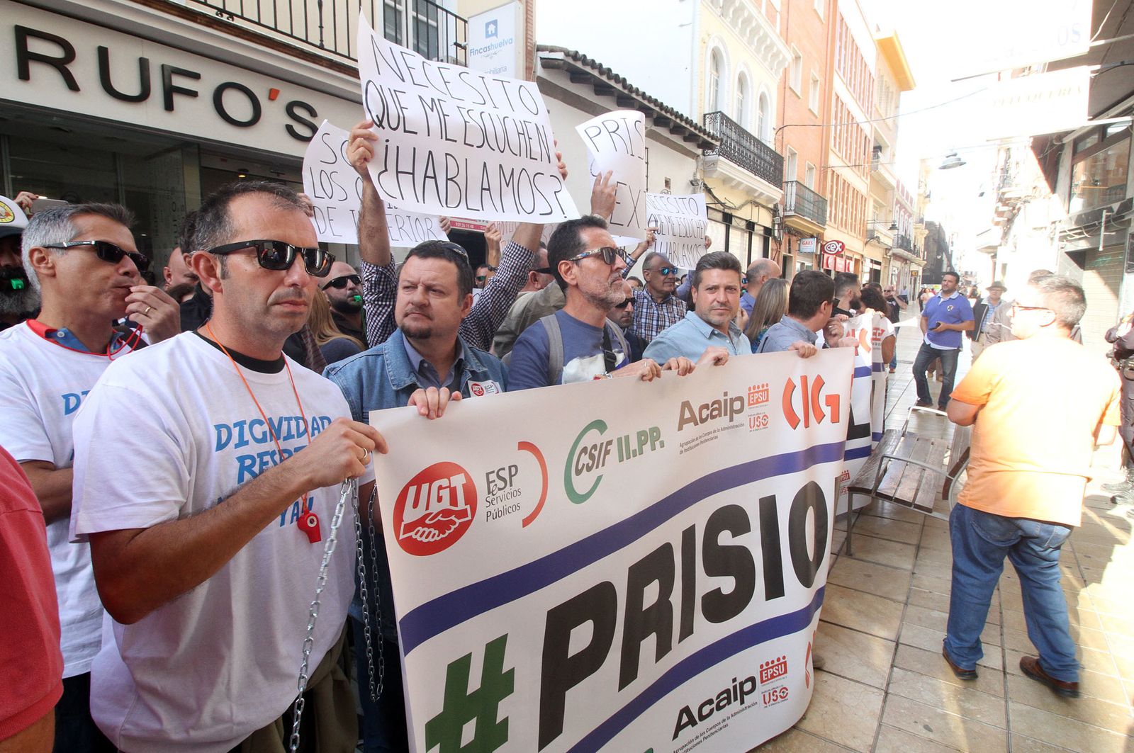 Imágenes de la concentración de funcionarios de prisión ante la subdelegación del Gobierno