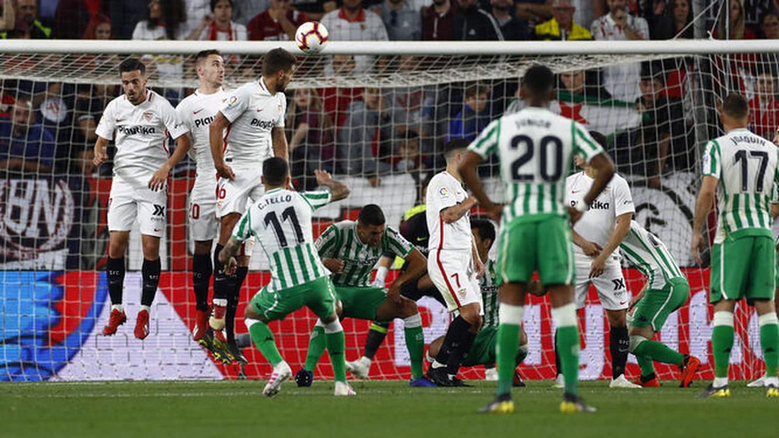 Tello, en el gol de falta directa de la pasada temporada en el Sánchez-Pizjuán.