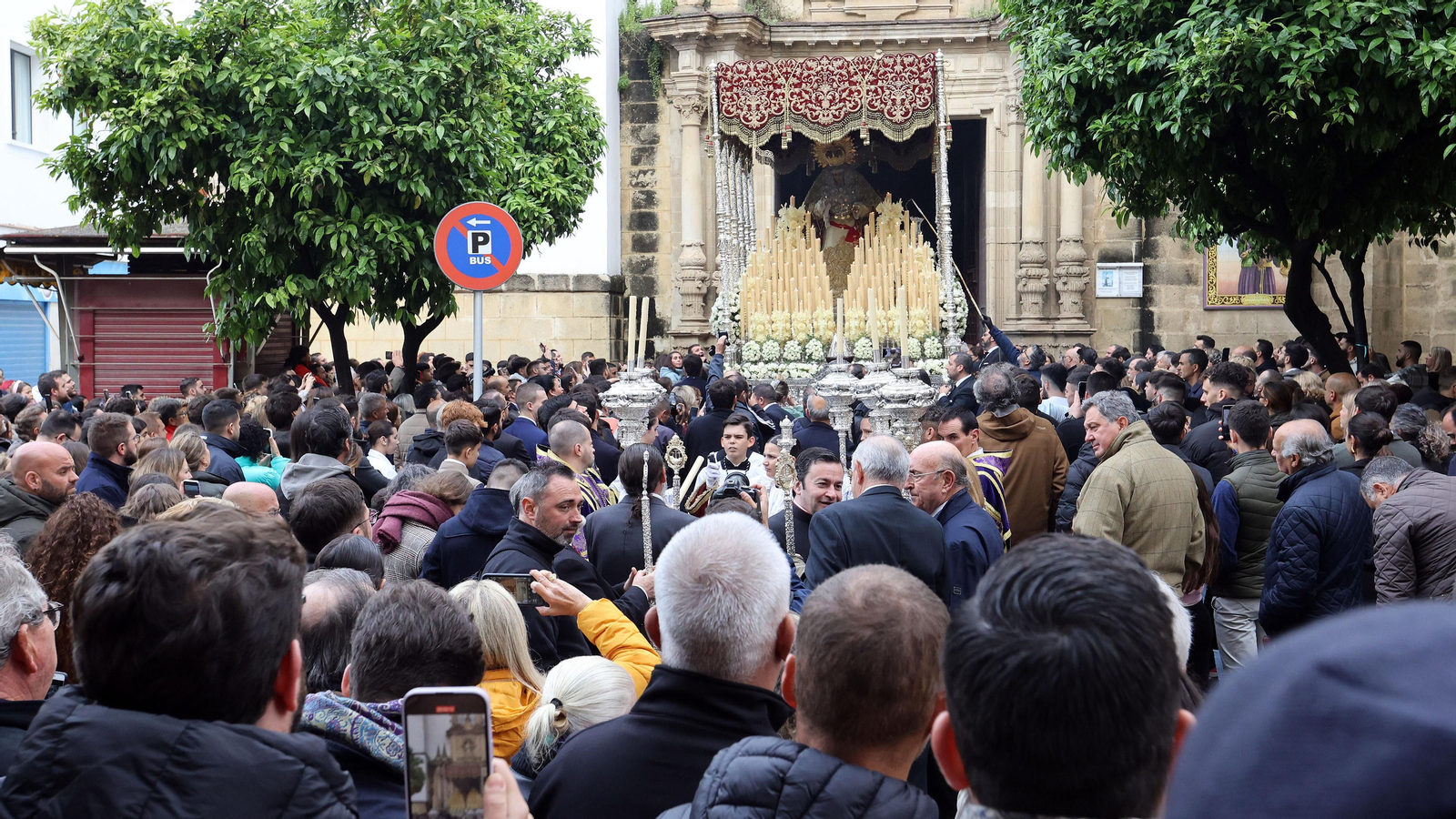 Las Viñas y El Cristo vuelven a sus templos