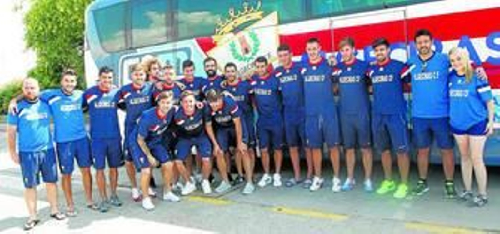 Jugadores y técnicos del Algeciras posan delante del autobús del equipo antes de partir a tierras murciana, donde hoy se jugarán el pase ronda de Copa del Rey.
