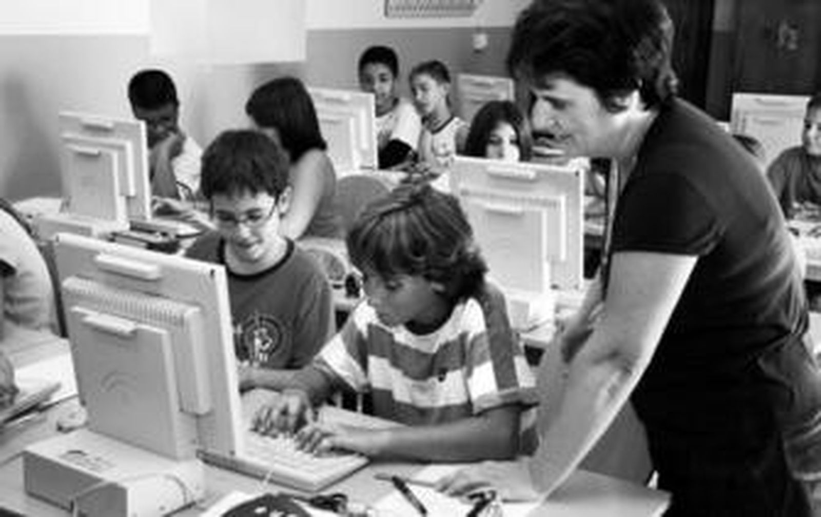 La directora del colegio San Isidoro, Pilar Ramos, en un aula centro educativo.