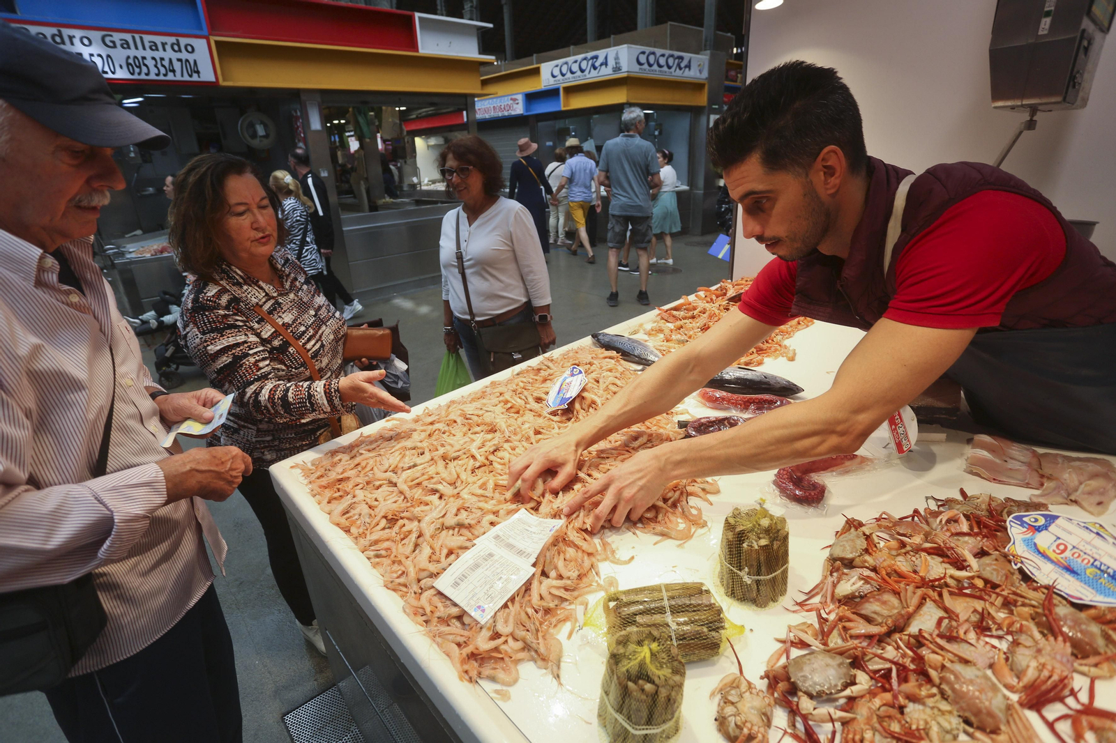 Andrés López despacha unas gambas en su pescadería AV del mercado de Atarazanas.