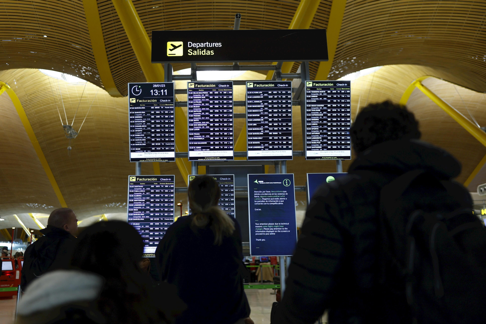 Paneles de vuelos en la T-4 de Madrid.