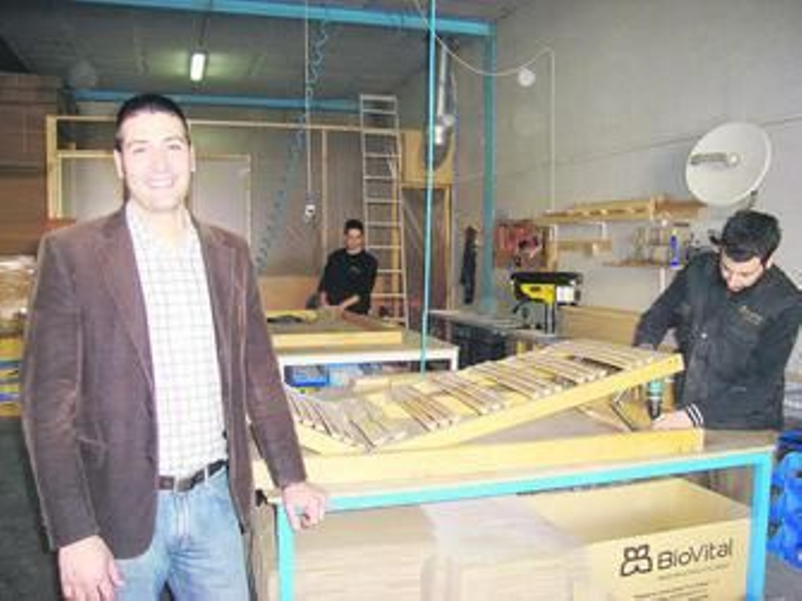 Gregorio Mora, el promotor de la idea, en los talleres de BioVital, en Granada.