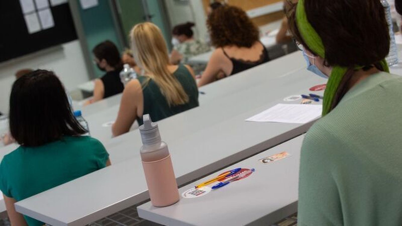 Varias personas esperan a realizar un examen de oposición