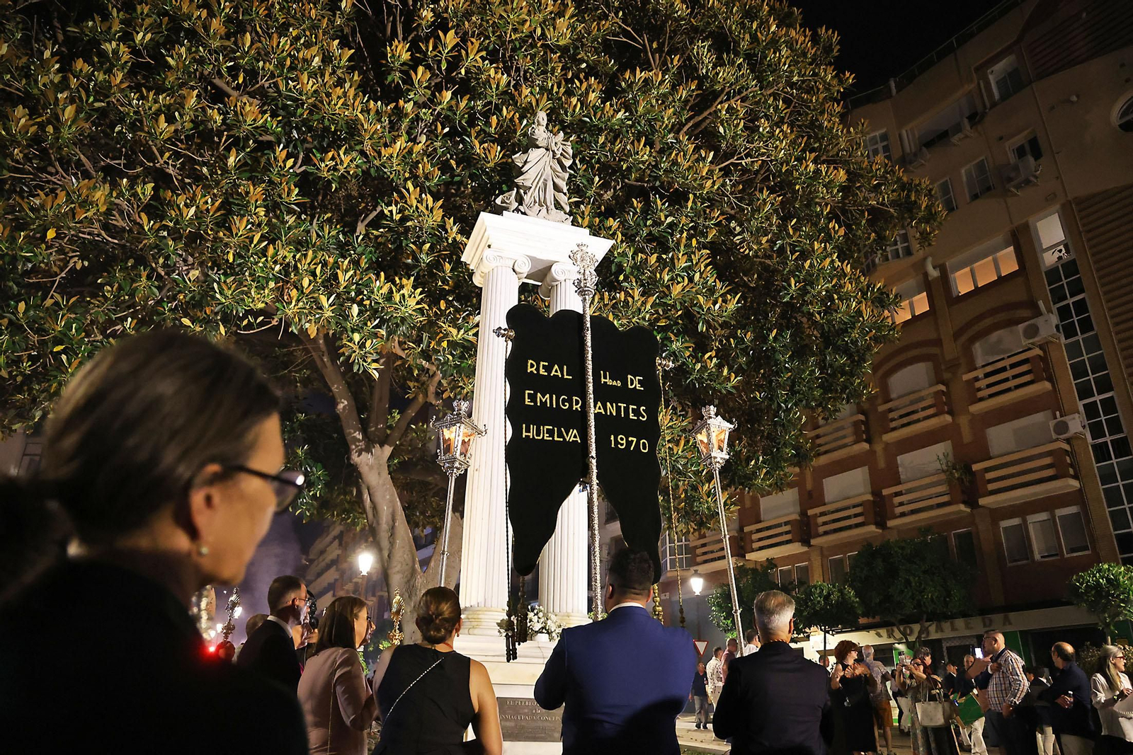 Imágenes del regreso de las hermandades a Emigrantes al finalizar el Rosario Jubilar rociero