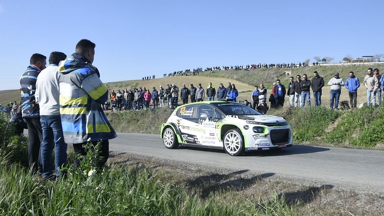 Numerosos aficionados siguiendo el 'shakedown' de la prueba.