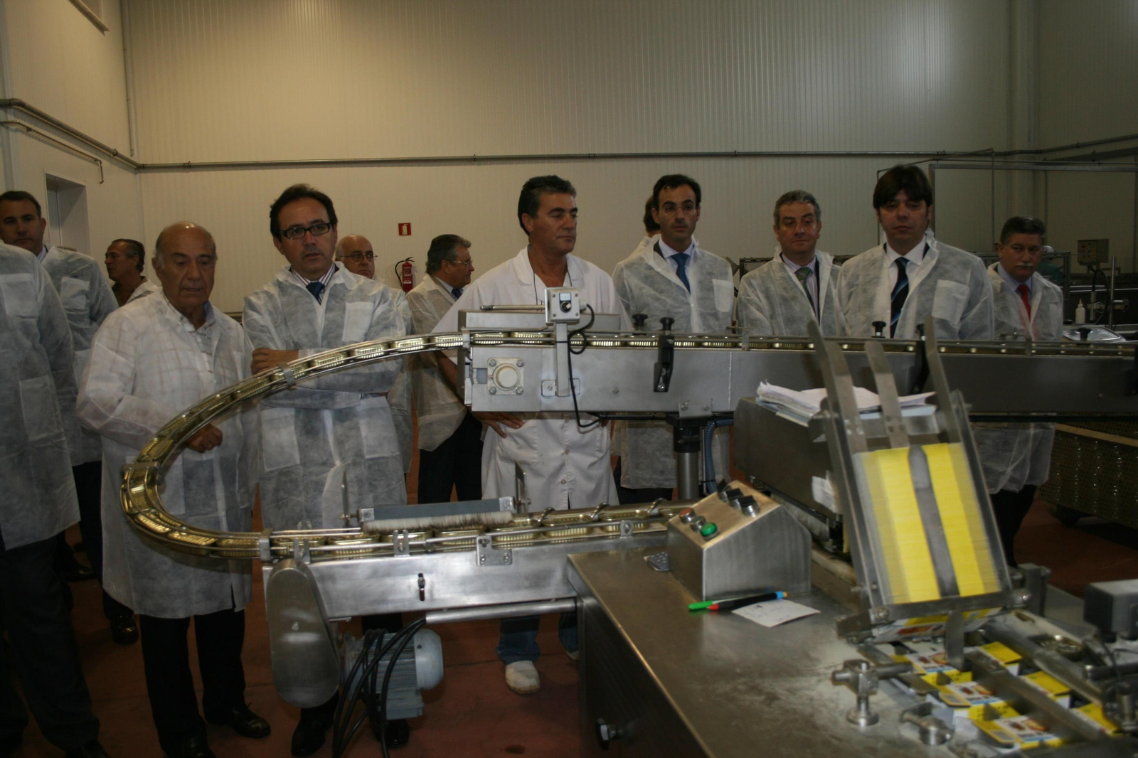 Visita de representantes de una cadena de supermercados a la recién abierta fábrica en el Polígono del Olivar en el año 2008.