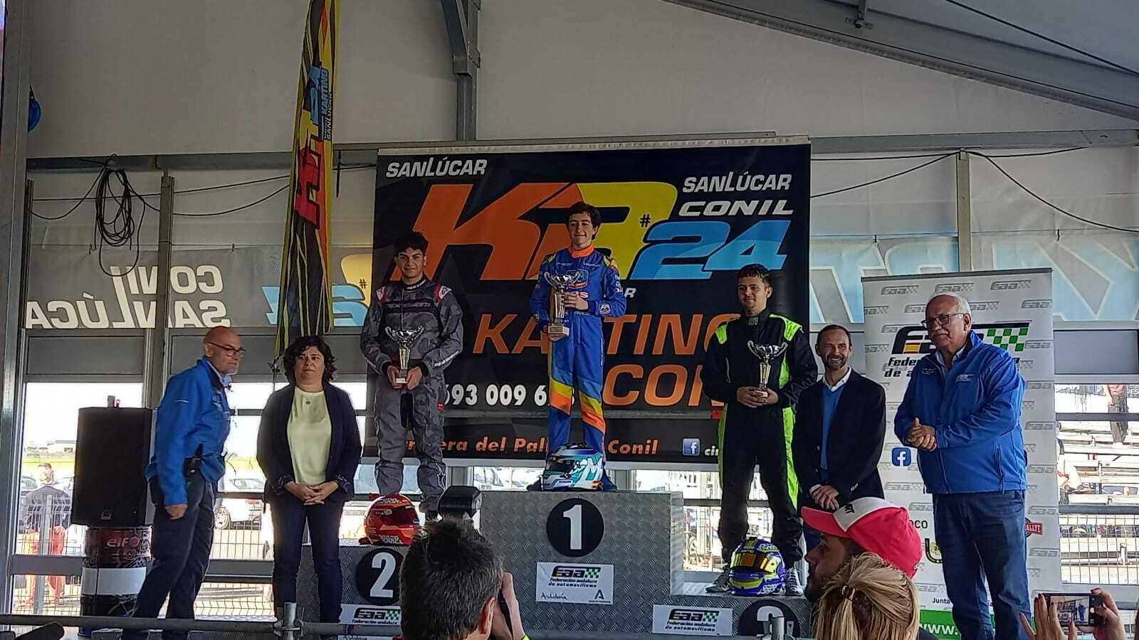 El jerezano Hugo González, en el podio con su trofeo de segundo clasificado en Sanlúcar.