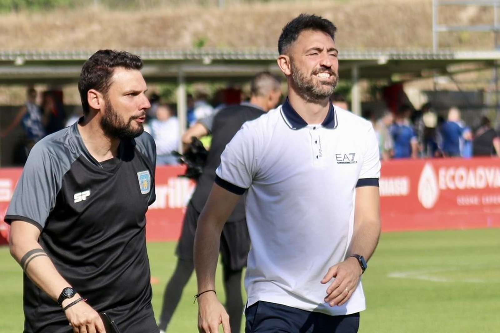 Molo y Jorge Garcés poniendo rumbo a su banquillo antes de un encuentro de esta temporada.