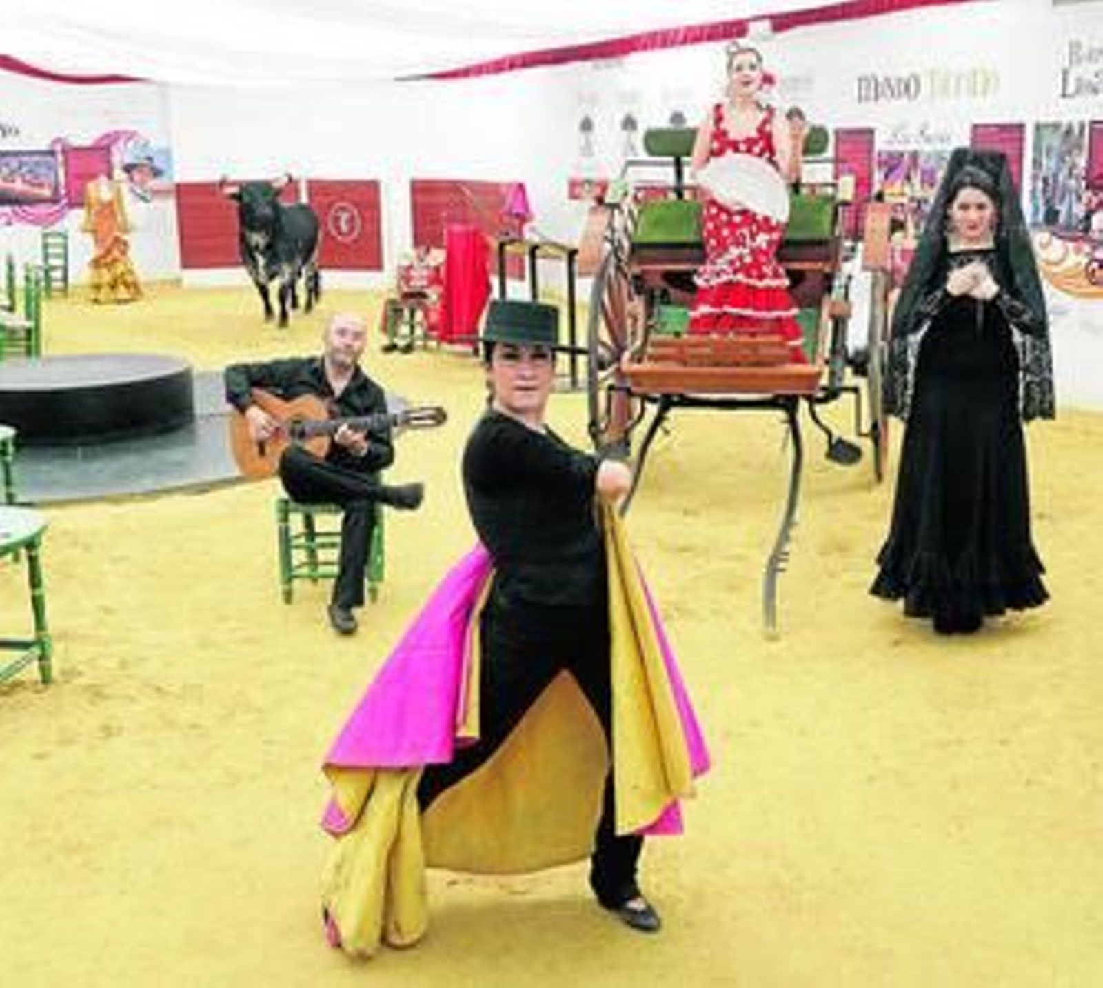 Integrantes de la plantilla de la Casa de las tradiciones en la caseta de Feria. Integrantes de la plantilla de la Casa de las tradiciones en la caseta de Feria.