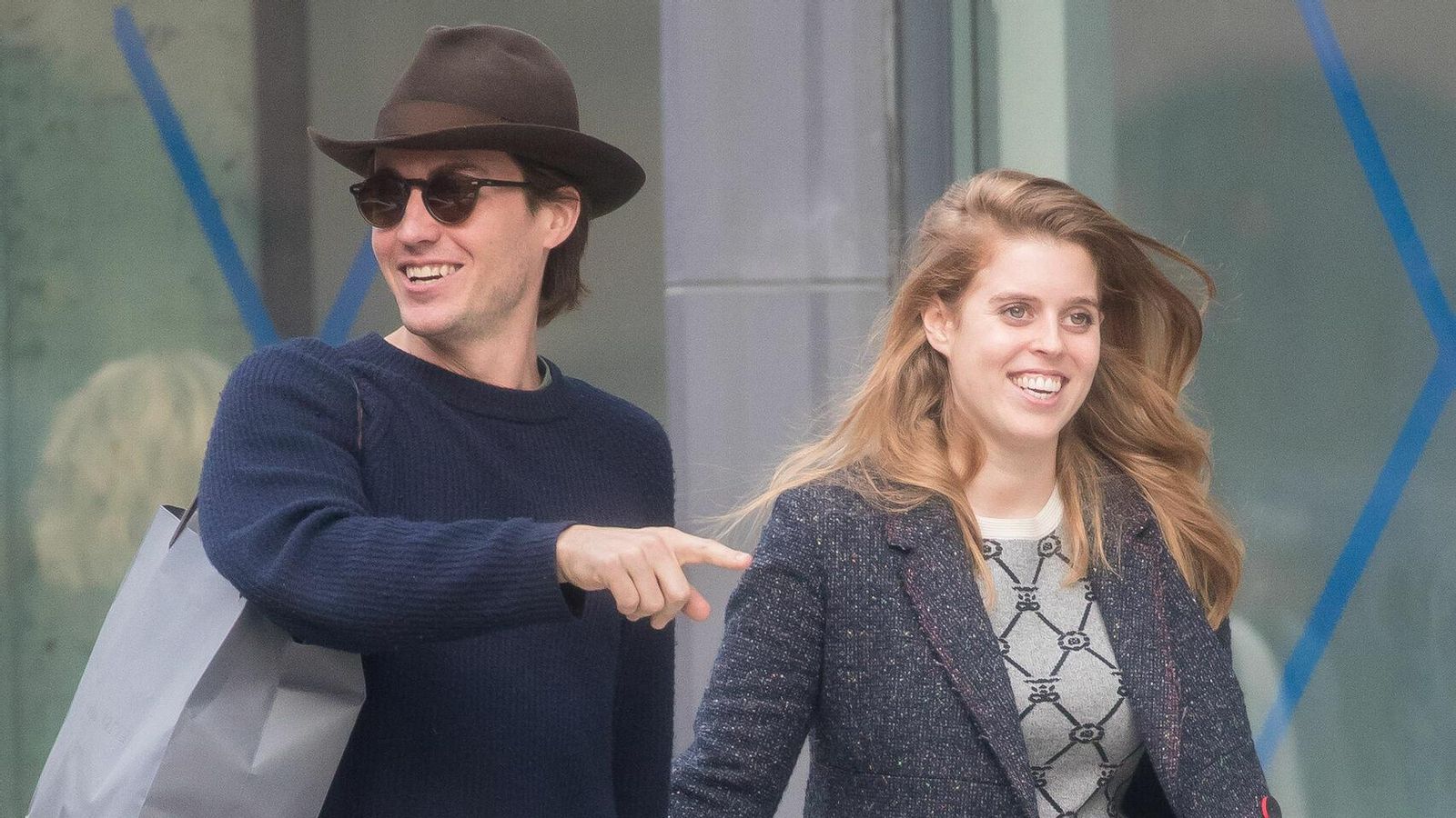 La princesa con su prometido, un magnate italiano.