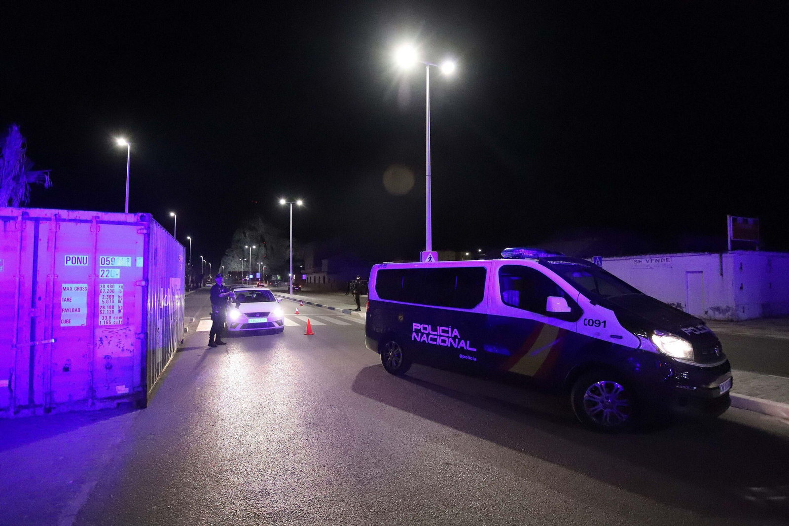 Un furgón policial en La Línea.