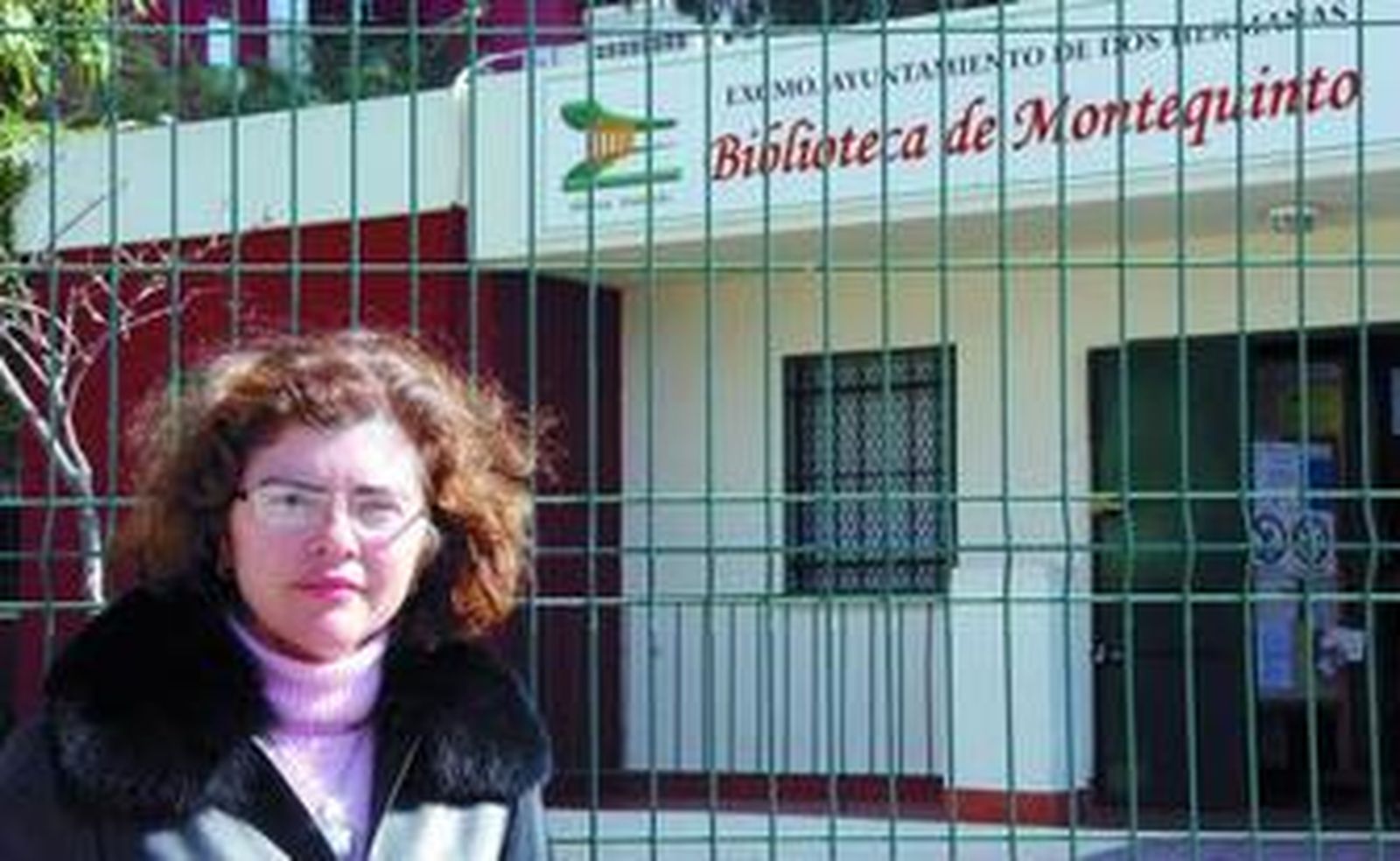 La administradora de la intercomunidad de propietarios, Lola Rodríguez, junto a la biblioteca municipal.
