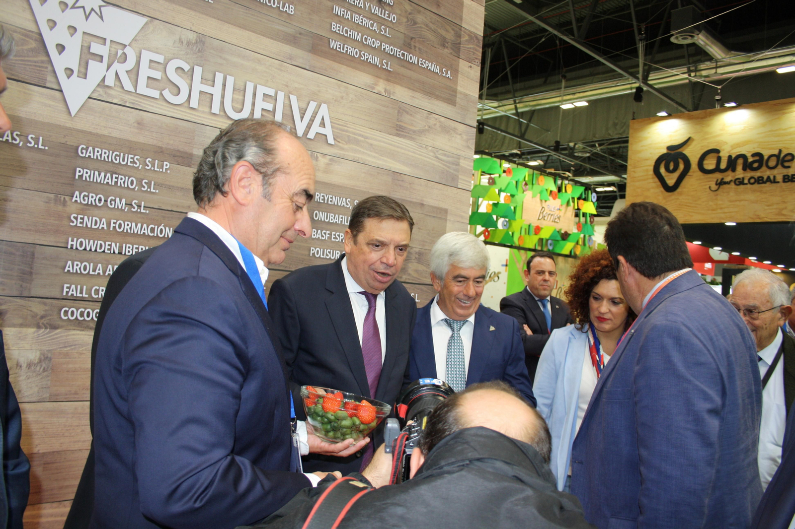 El mimistro Luis Planas en el estand de Freschuelva con su presidente Alberto Garrocho.