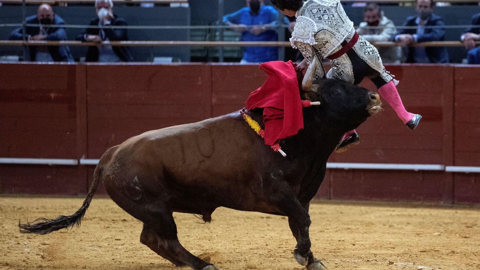 Pablo Aguado sufre una cogida durante el séptimo festejo de la Feria de San Isidro.