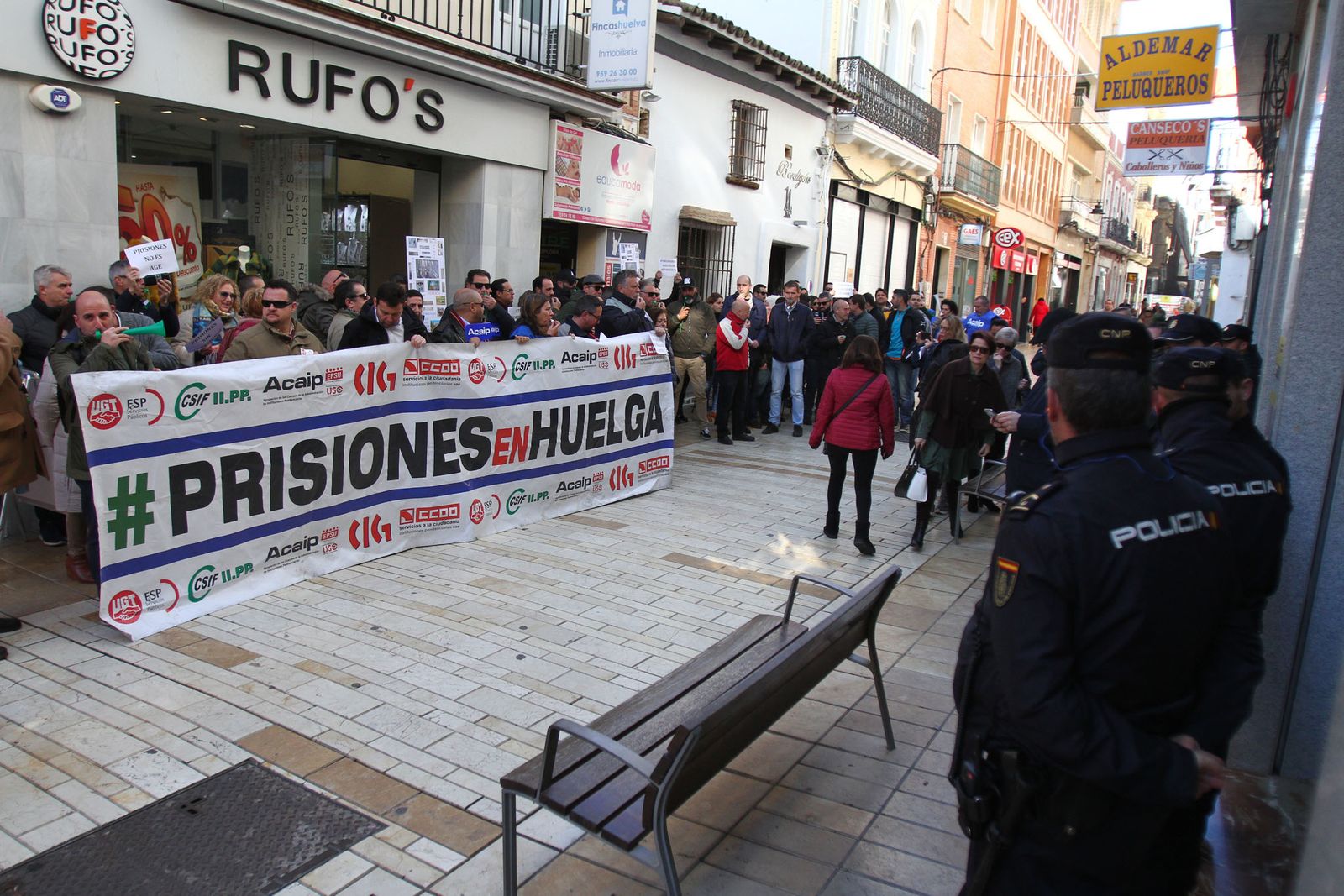 Los funcionarios de prisiones, ante la sede de la Subdelegación.