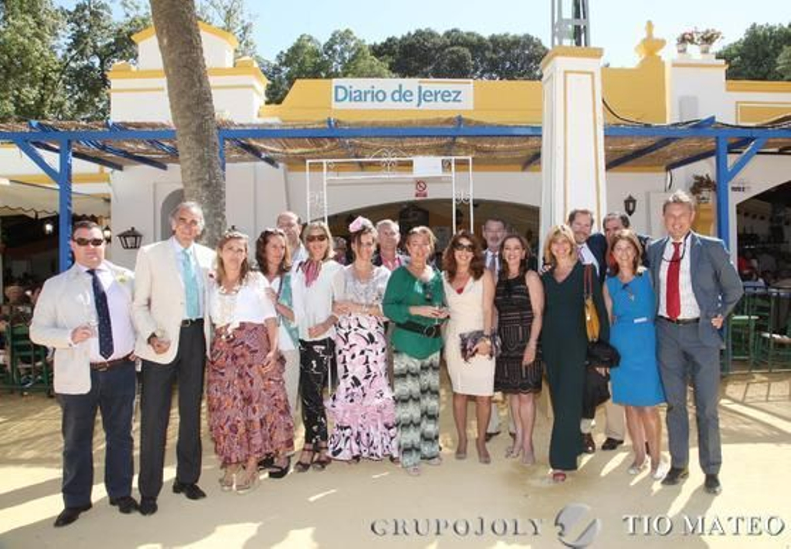 Alfonso Martínez, Daniel González Ayer, María González Ayer, Marta Rodríguez, Mara Rubio, Rosa Joly, Carlos Chilla, Carmen García Rowe, Alberto Martínez, Ignacio Céspedes, Mariló Martín, Luis Fontán, Marta Montes, María Fontán, Javier Orellana, Chelo García y Asterio Mira posan frente a la caseta de Diario de Jerez.

Foto: Vanesa Lobo