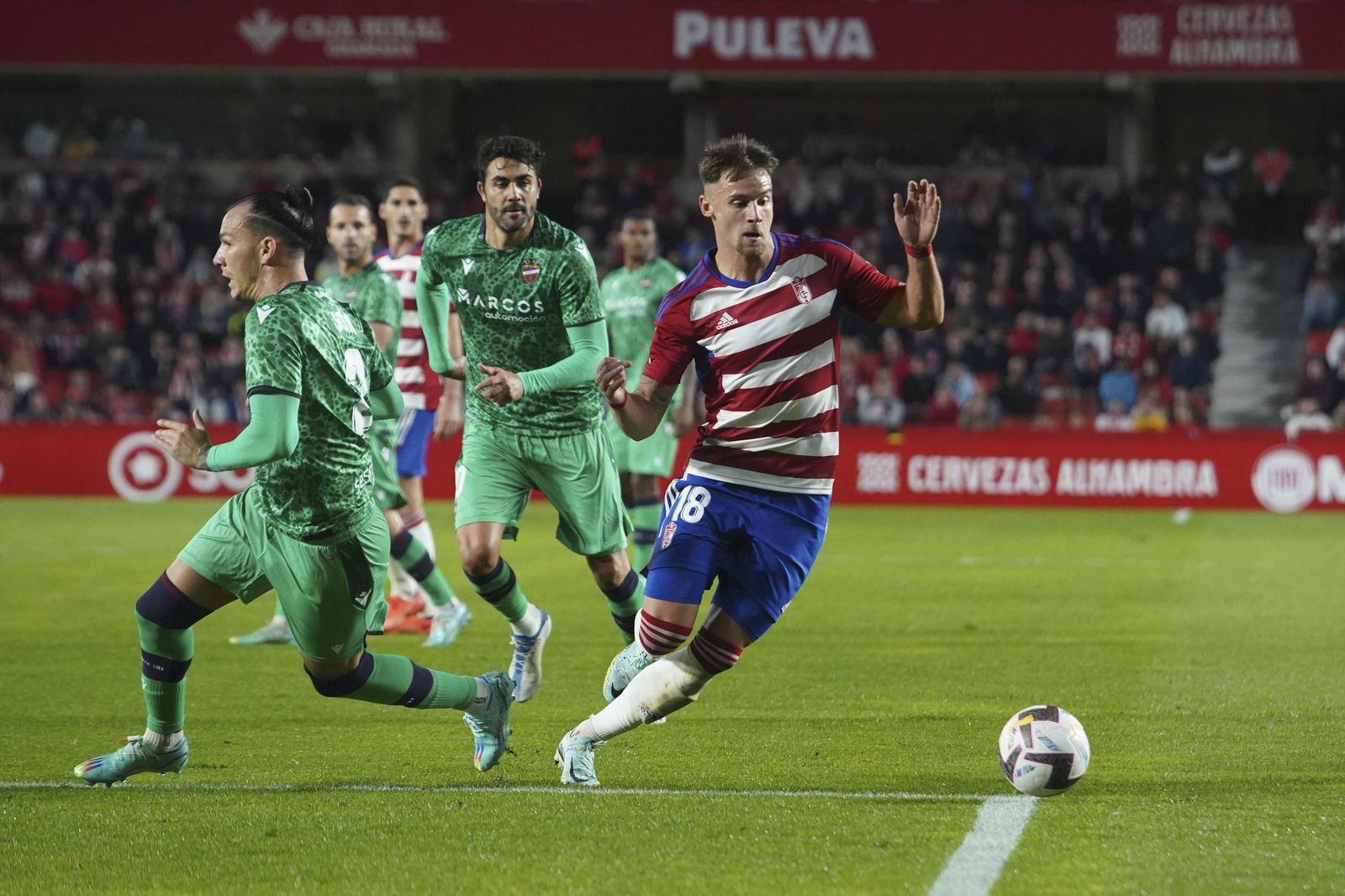 Ataque del Granada en el partido de la primera vuelta ante el Levante