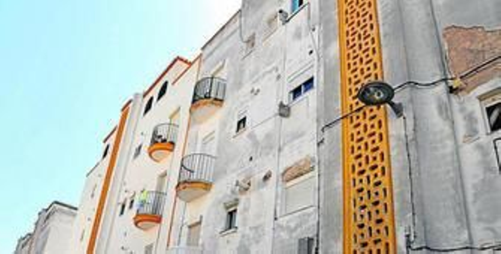 Antonio Arévalo, sentado en la habitación que lleva apuntalada año y medio.