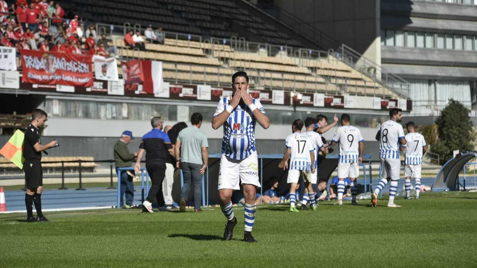 Quintero celebra el 2-0 con dedicatoria especial.