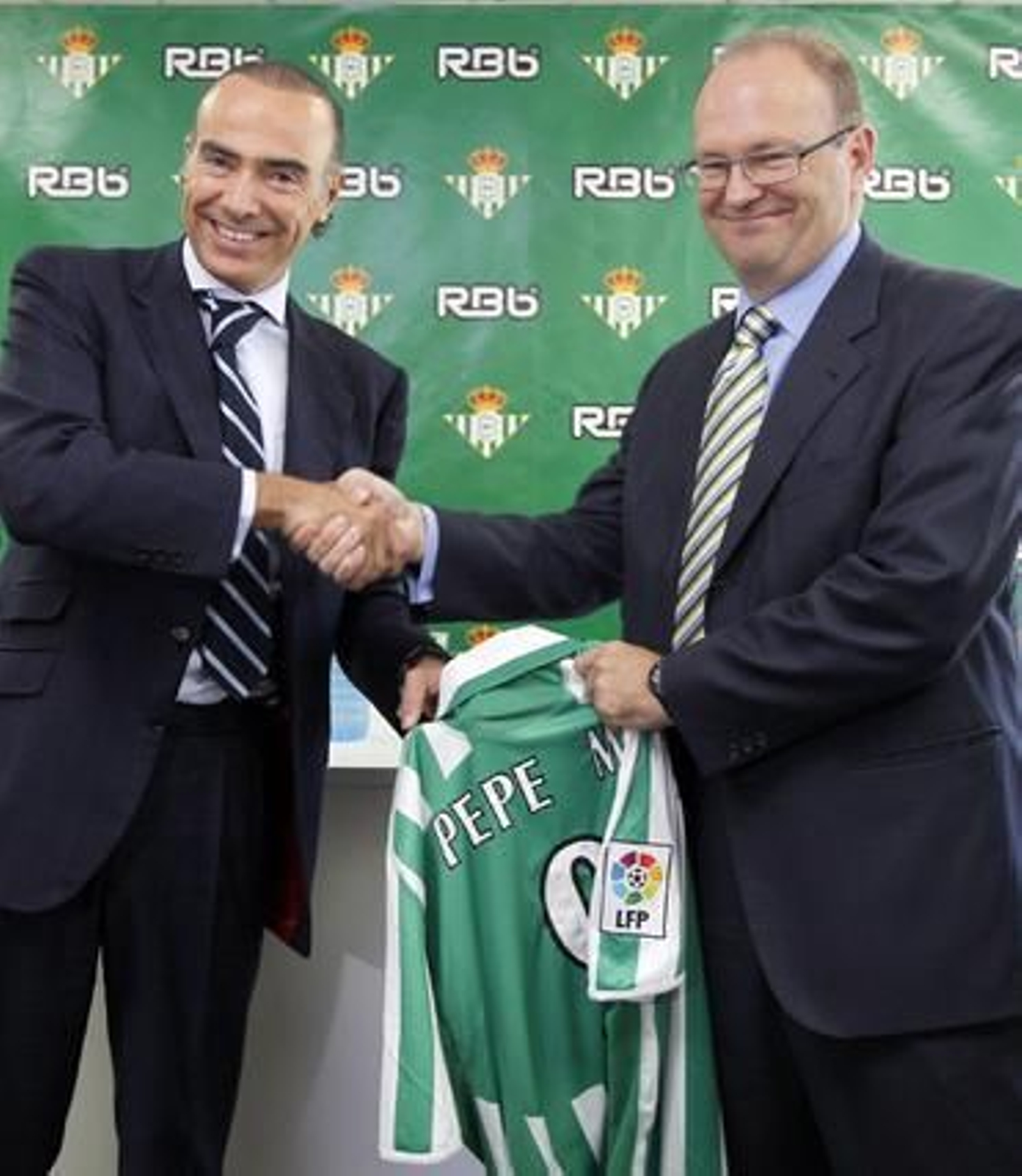 Luis Oliver y Pepe Mel se dan la mano sonrientes en la presentación del nuevo entrenador.

Foto: Antonio Pizarro