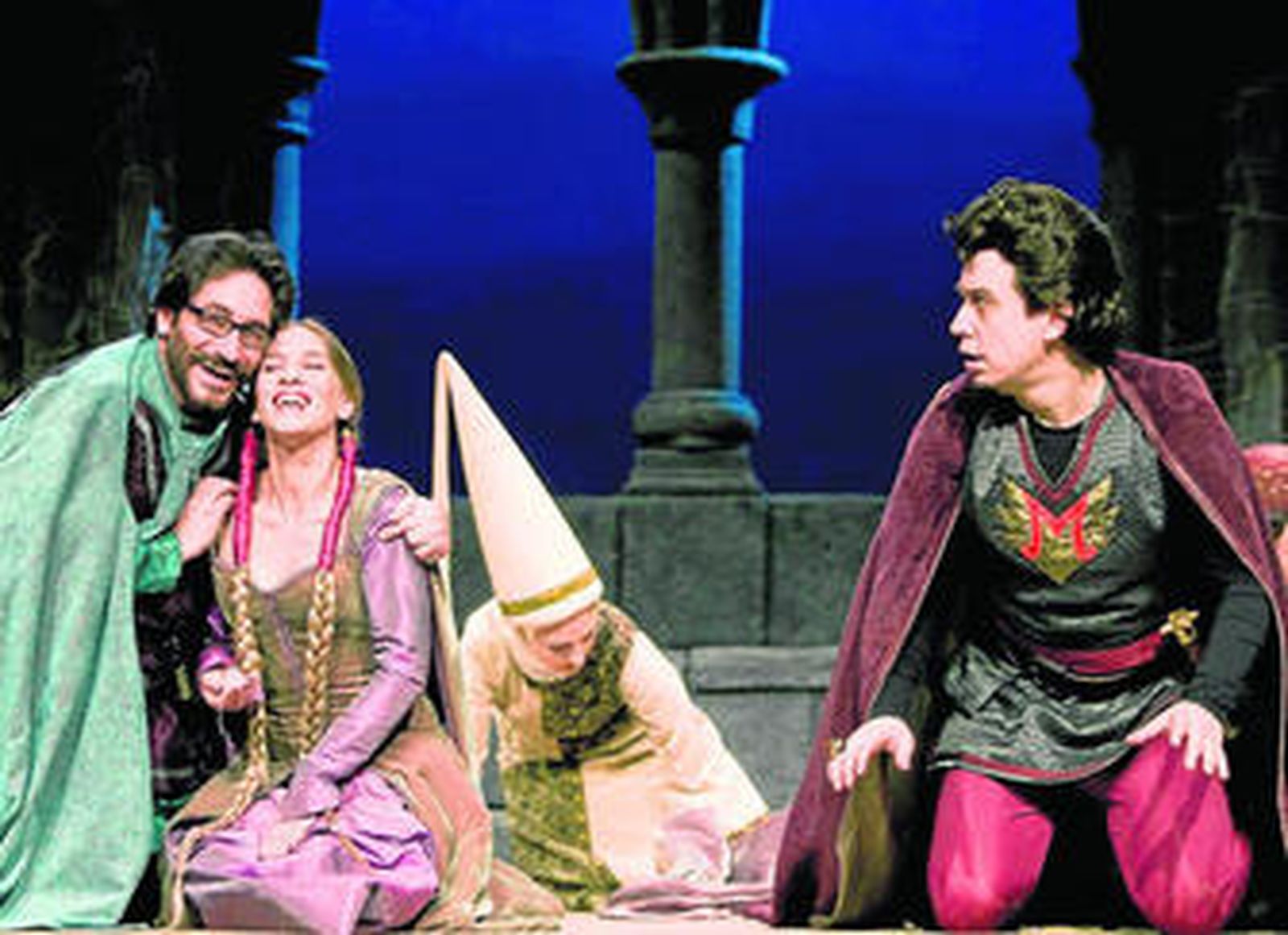 Una escena de 'La venganza de Don Mendo', con Javier Veiga (derecha) como protagonista.