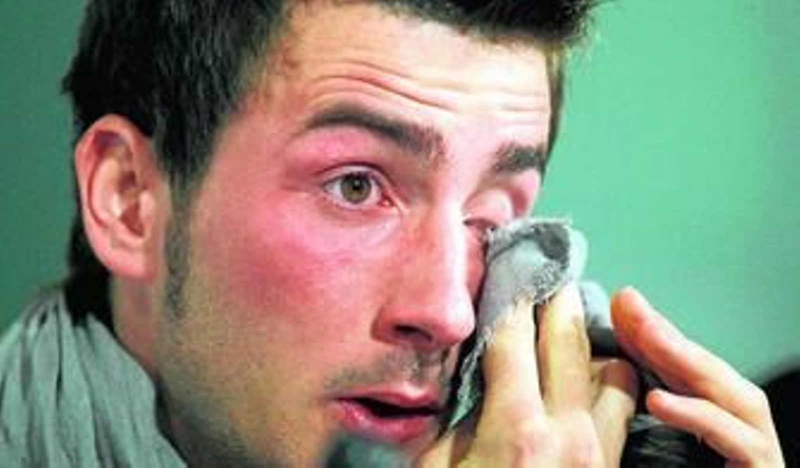 Miki Roqué se enjuga las lágrimas el día que anunció su enfermedad.