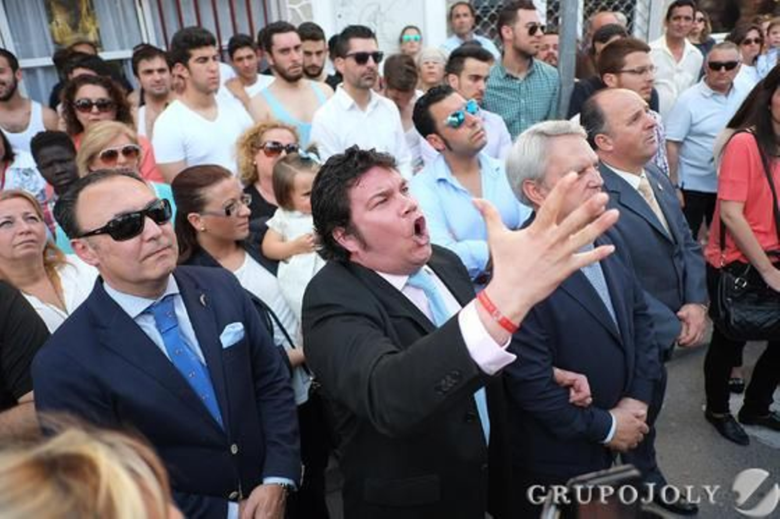 Una saeta surca el aire durante la salida de la cofradía de El Pelirón.

Foto: Manu Garcia