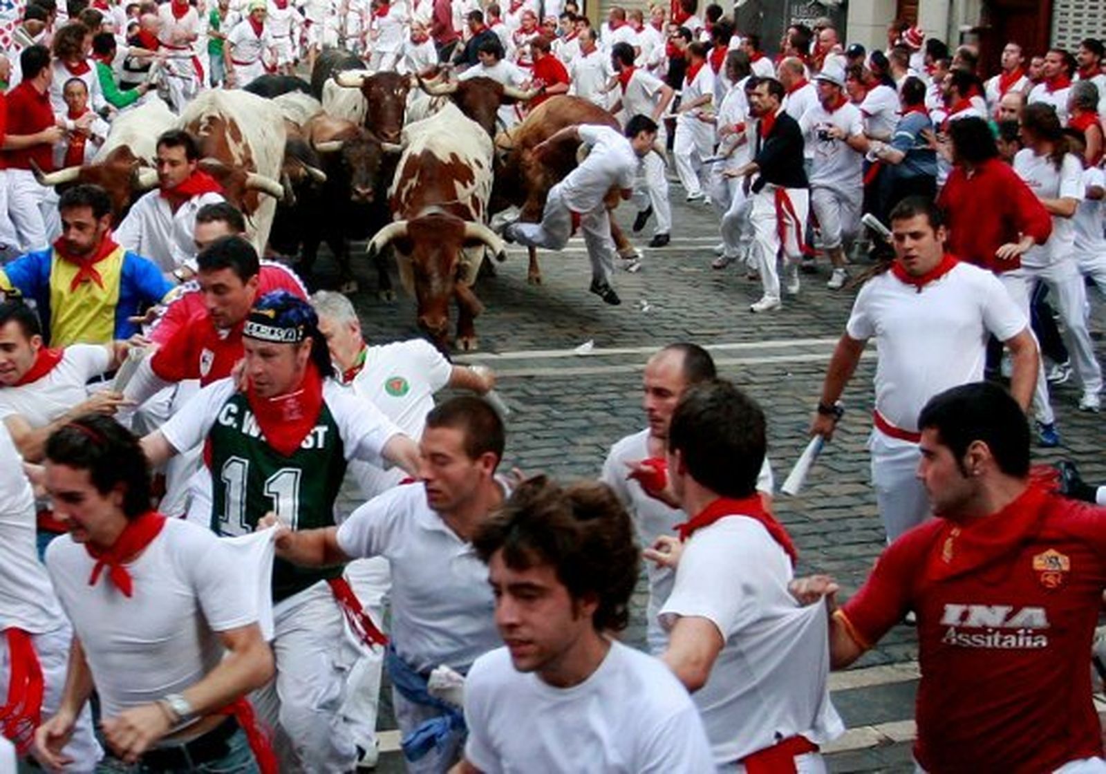 Los Cebada-Gago dejan dos heridos en un emocionante encierro