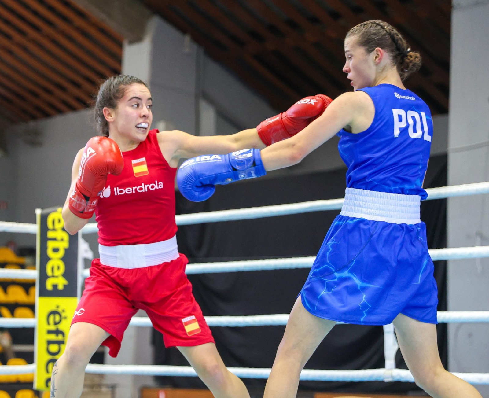 Carmen González golpea a la polaca Katarzyna Wioletta Ptak.