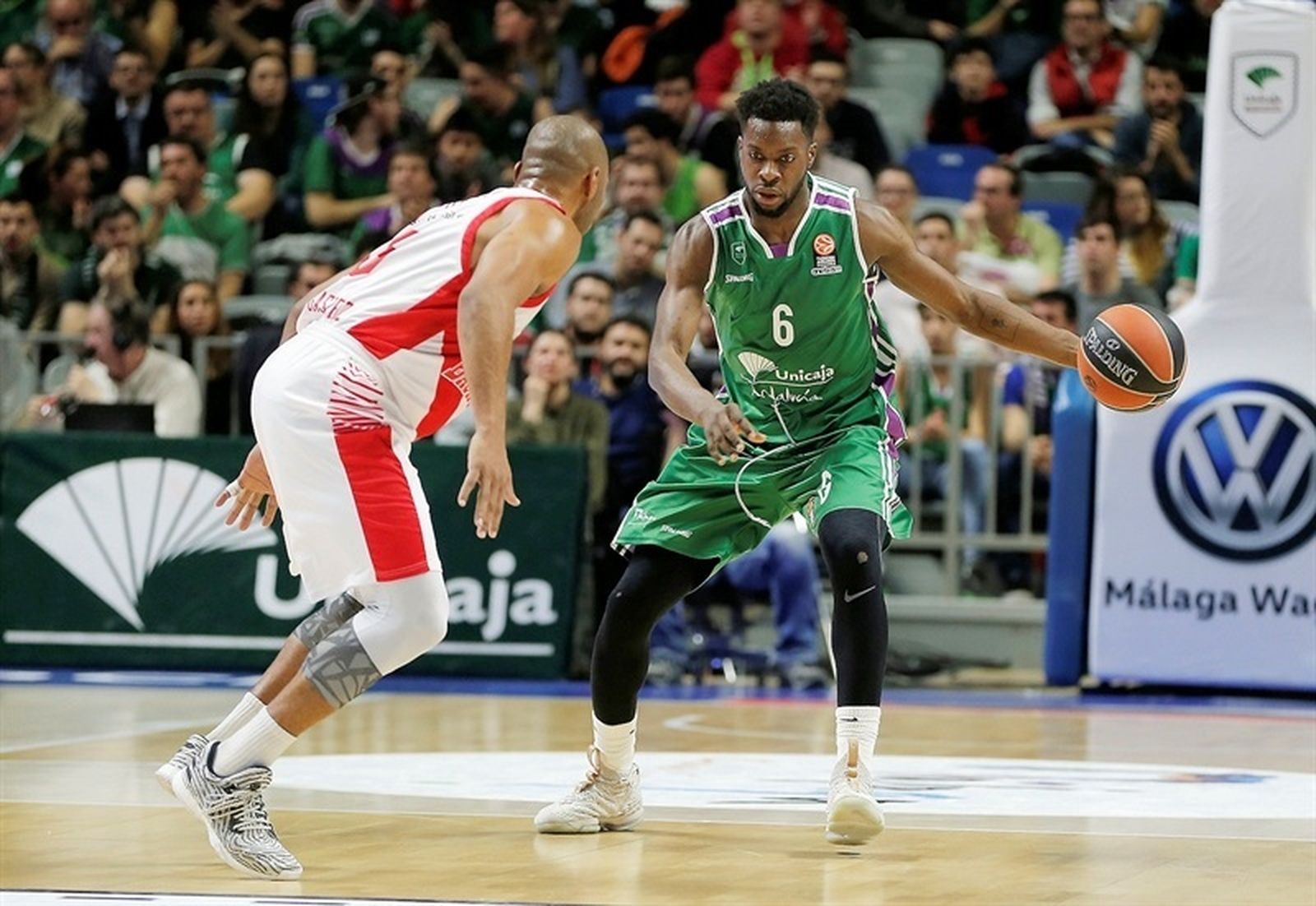Soluade sube la pelota en un partido de Euroliga esta temporada.