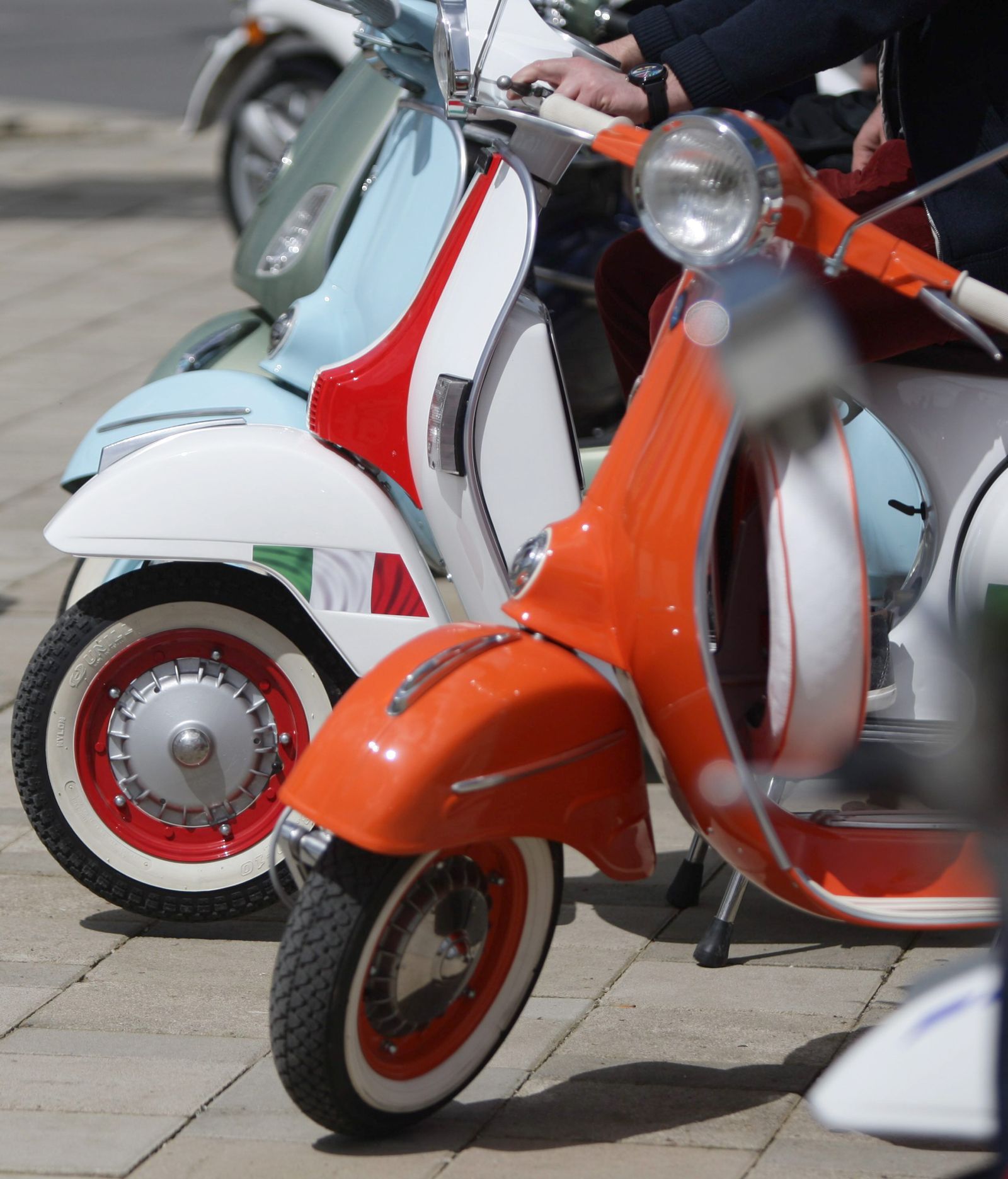 Varios modelos de motos Vespa.