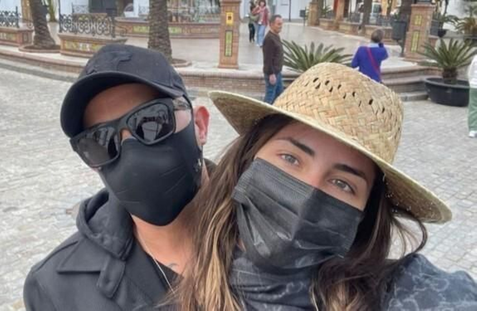 Alejandro Sanz pasea por Vejer con su novia Rachel Valdés