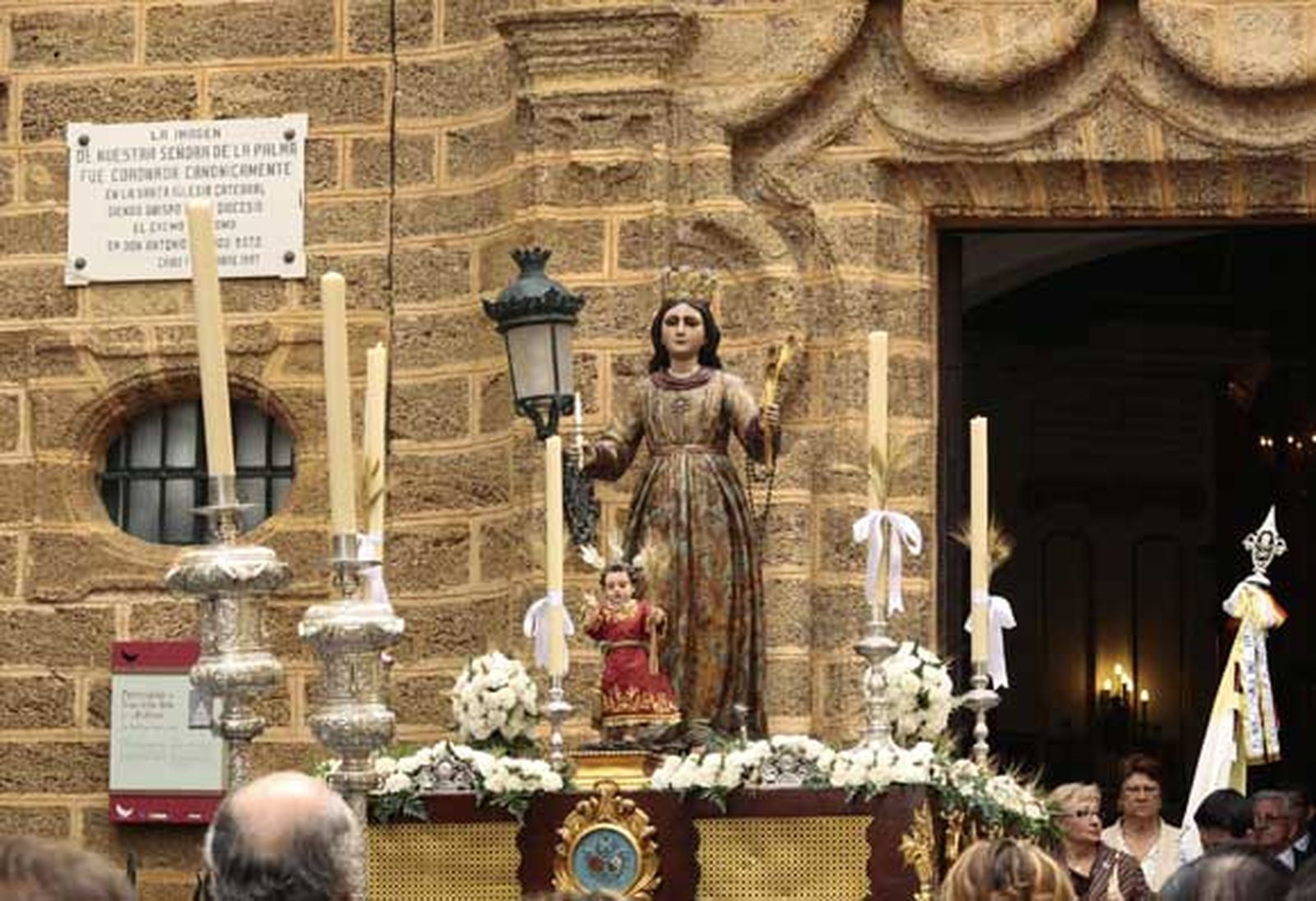 El Mentidero, Santa María y La Viña vivieron sus procesiones eucarísticas este fin de semana./ Fotos: Almudena Torres

Foto: Almudena Torres