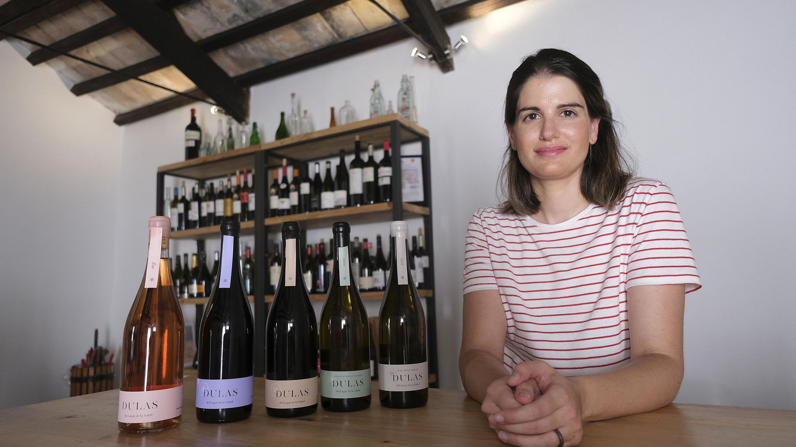 En la sala de catas del Lagar la Salud, con sus cinco vinos.