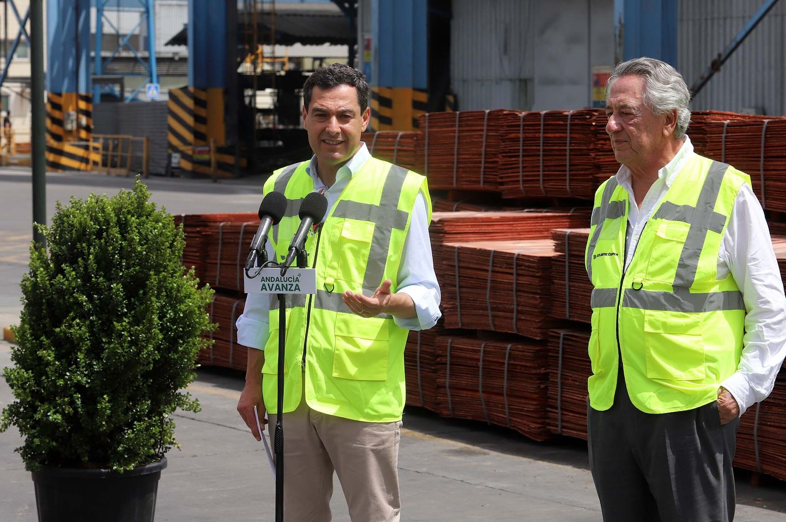 Juanma Moreno junto con Javier Targhetta en la visita a Atlantic Copper.
