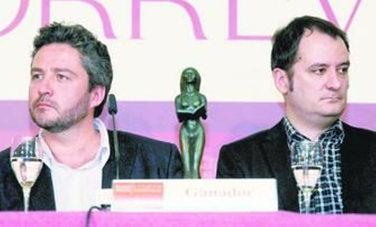 Álex Rovira y Francesc Miralles, momentos después de recibir el galardón en Torrevieja, Alicante.