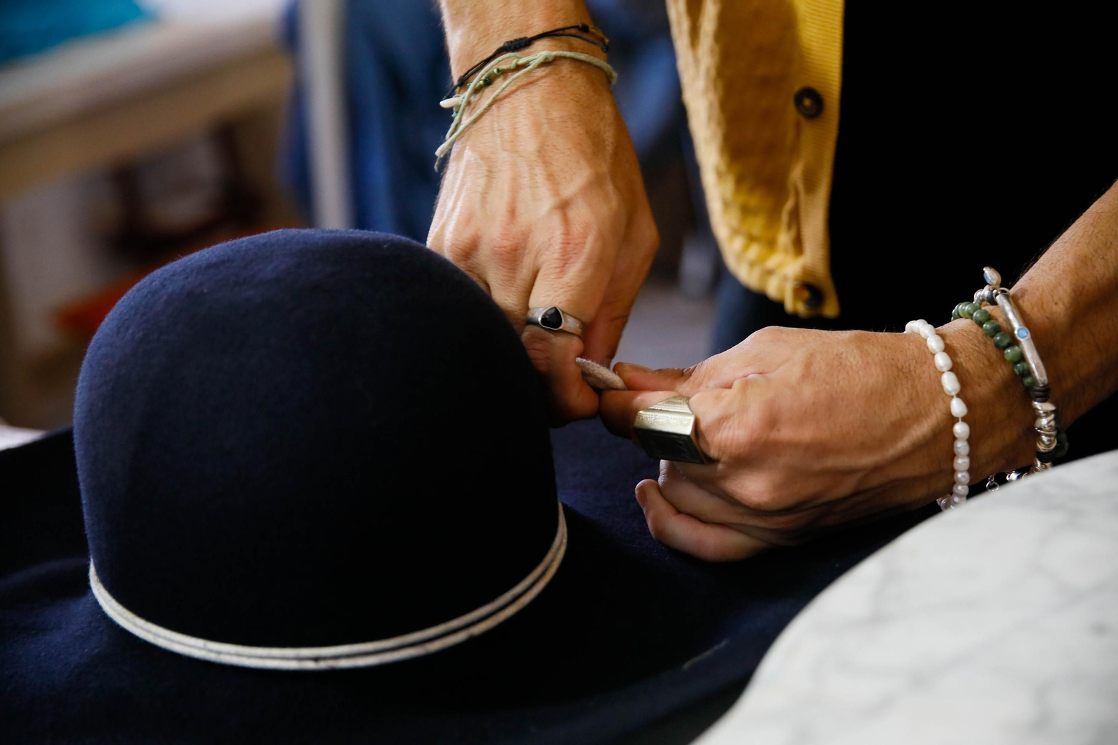 Imágenes del proceso creativo en sombreros de Alejandro Mateo